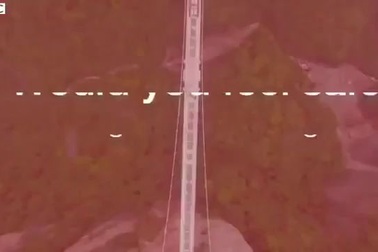 Dùng búa thử đập vỡ cây cầu đáy kính ở Trung Quốc