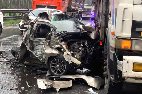 Tài xế tự chui ra từ ô tô bẹp rúm sau va chạm khiến nhiều người bất ngờ