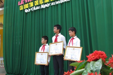 Tặng Huy hiệu Tuổi trẻ dũng cảm cho 3 học sinh cứu bạn