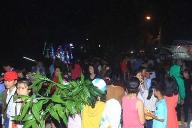 Đầu Xuân, người dân nô nức đi Lễ cầu may, rước "lộc" về nhà