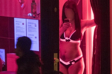 Các cơ sở mại dâm bị yêu cầu đóng cửa sớm để làm đẹp hình ảnh thành phố