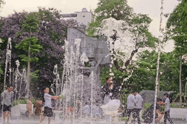 Người dân Hà Nội đổ ra công viên, sông Hồng giải nhiệt