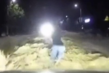 Ô tô đối diện lạm dụng đèn, tài xế được phen hú hồn bởi "bóng ma"