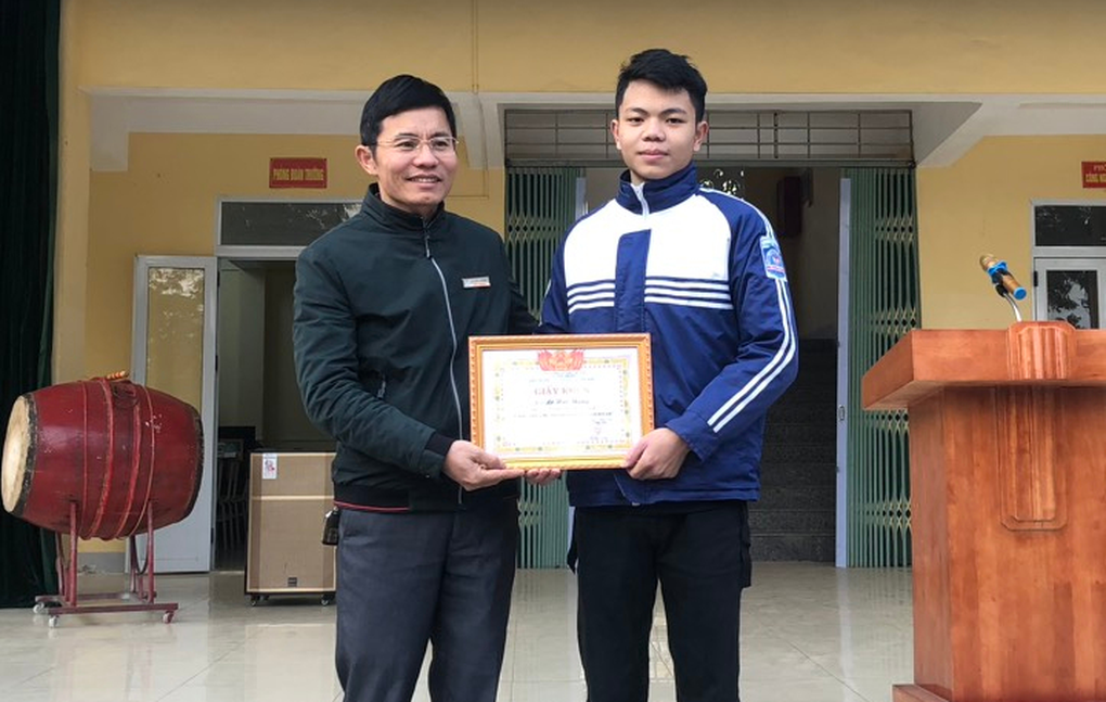 Nhặt được túi nylon có hàng chục triệu đồng, nam sinh vội tìm người trả lại - 1 Nhặt được túi nylon có hàng chục triệu đồng, nam sinh vội tìm người trả lại - 1