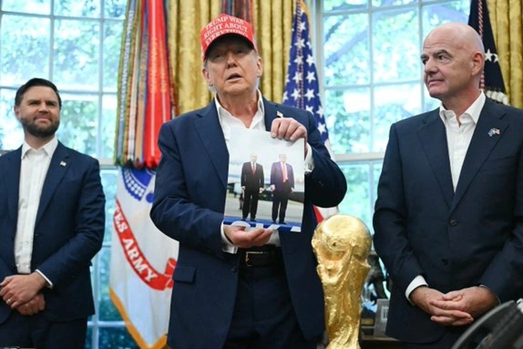 Tổng thống Trump tiết lộ món quà từ Tổng thống Putin - 1 Tổng thống Trump tiết lộ món quà từ Tổng thống Putin - 1