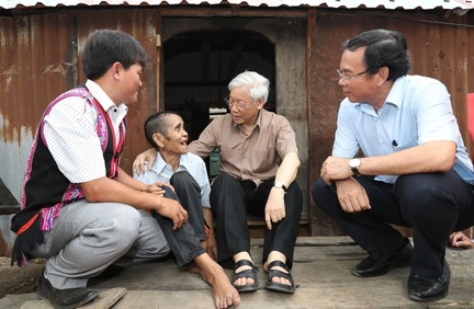 Hình ảnh Tổng Bí thư Nguyễn Phú Trọng gần gũi, bình dị giữa nhân dân