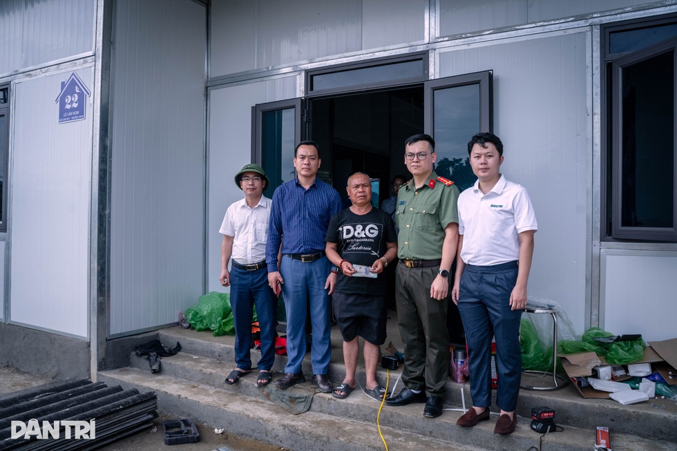 Trao gửi yêu thương đến mảnh đất Mường Than sau lũ - 6 Trao gửi yêu thương đến mảnh đất Mường Than sau lũ - 6
