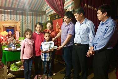 Trao hơn 64 triệu đồng đến góa phụ nghèo cùng 3 đứa con thơ