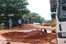 TP Phan Thiết điều bộ đội, xe múc đến khắc phục cát đỏ ở Mũi Né