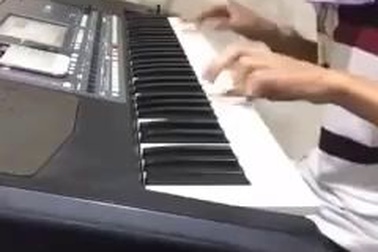 Chàng trai bịt mắt đánh đàn siêu "chất"