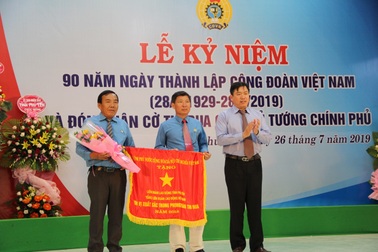 Liên đoàn Lao động tỉnh Phú Yên đón nhận cờ thi đua của Thủ tướng
