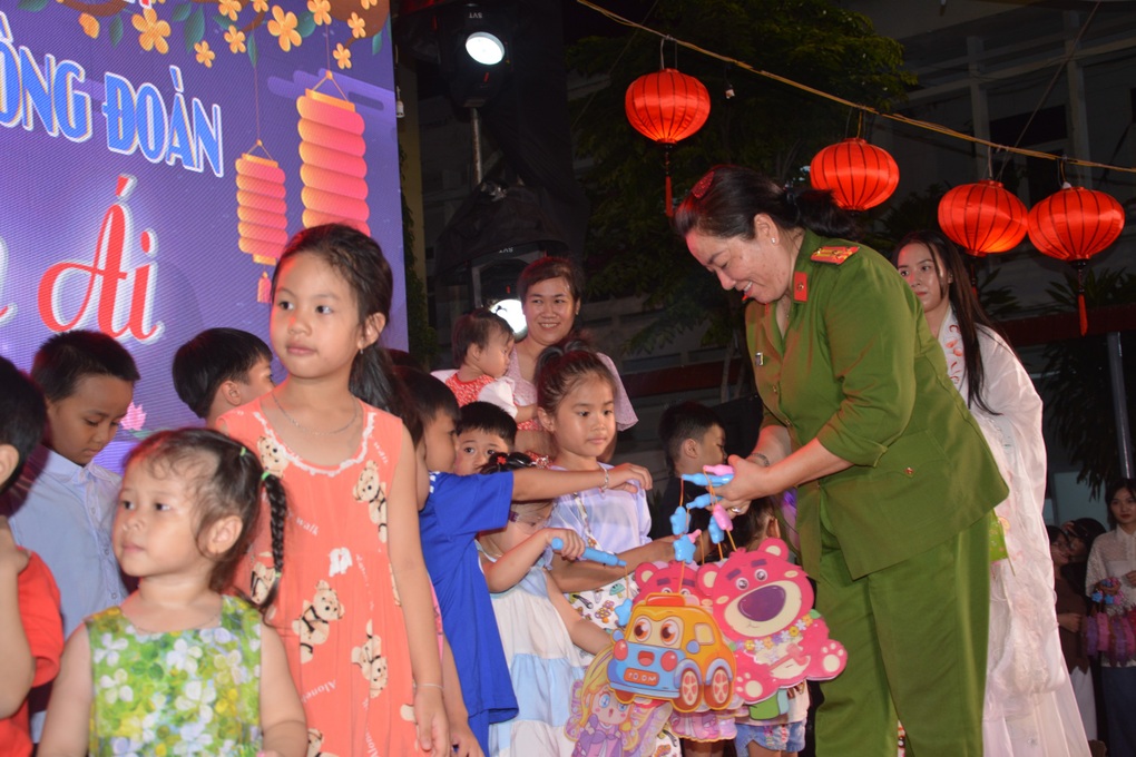 Hai con của người lao vào đám cháy cứu người được đỡ đầu đến 18 tuổi - 2
