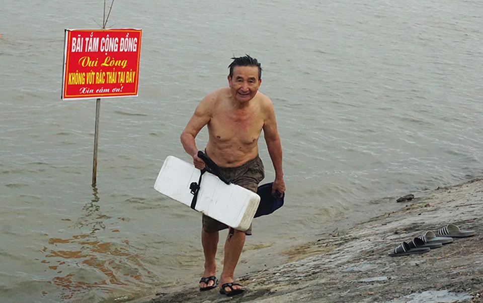 Dân ào ra sông Lam giải nhiệt, biển cảnh báo nguy hiểm liên tục bị nhổ bỏ - 12 Dân ào ra sông Lam giải nhiệt, biển cảnh báo nguy hiểm liên tục bị nhổ bỏ - 12