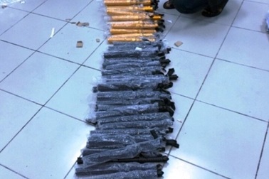 Phát hiện lô hàng dùi cui điện được gửi lên máy bay