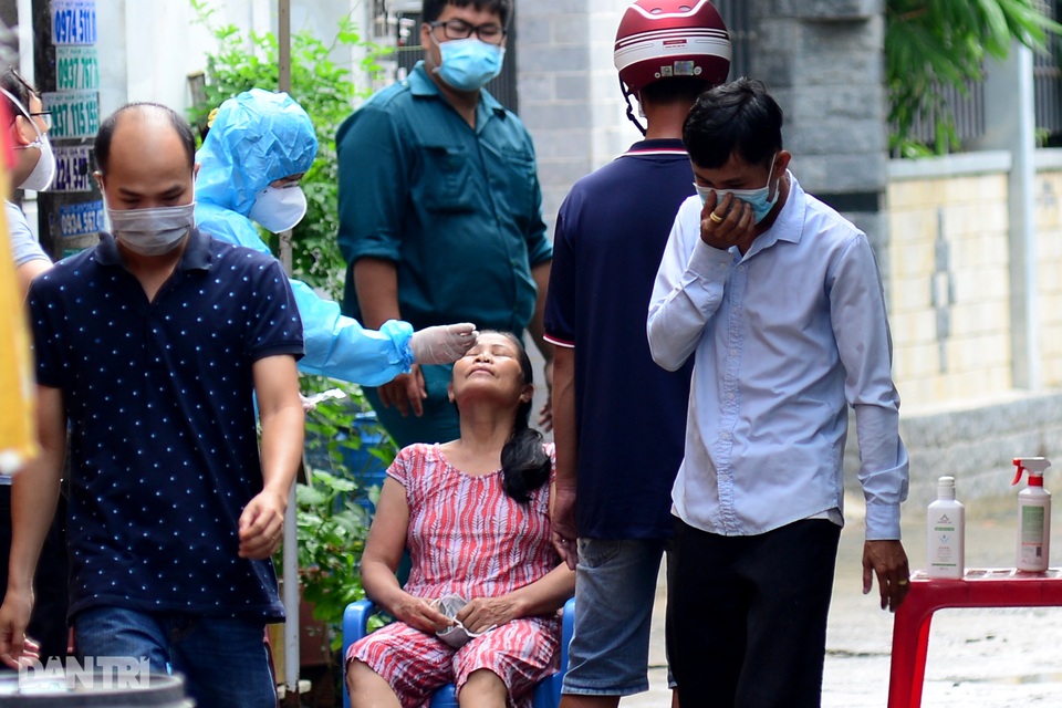 Người bán vé số ở TP Thủ Đức nghi liên quan chuỗi lây nhiễm ở Gò Vấp - 6 Người bán vé số ở TP Thủ Đức nghi liên quan chuỗi lây nhiễm ở Gò Vấp - 6