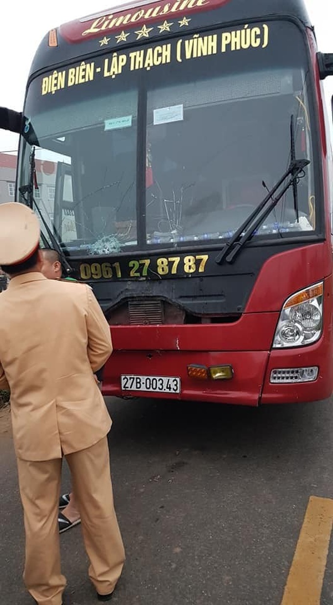 Vĩnh Phúc: Xe khách đâm xe đưa tang khiến 5 người tử vong tại chỗ, 3 người bị thương - Ảnh 2. Vĩnh Phúc: Xe khách đâm xe đưa tang khiến 5 người tử vong tại chỗ, 3 người bị thương - Ảnh 2.