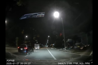 Ô tô chuyển làn kiểu cướp đường, suýt gây ra va chạm