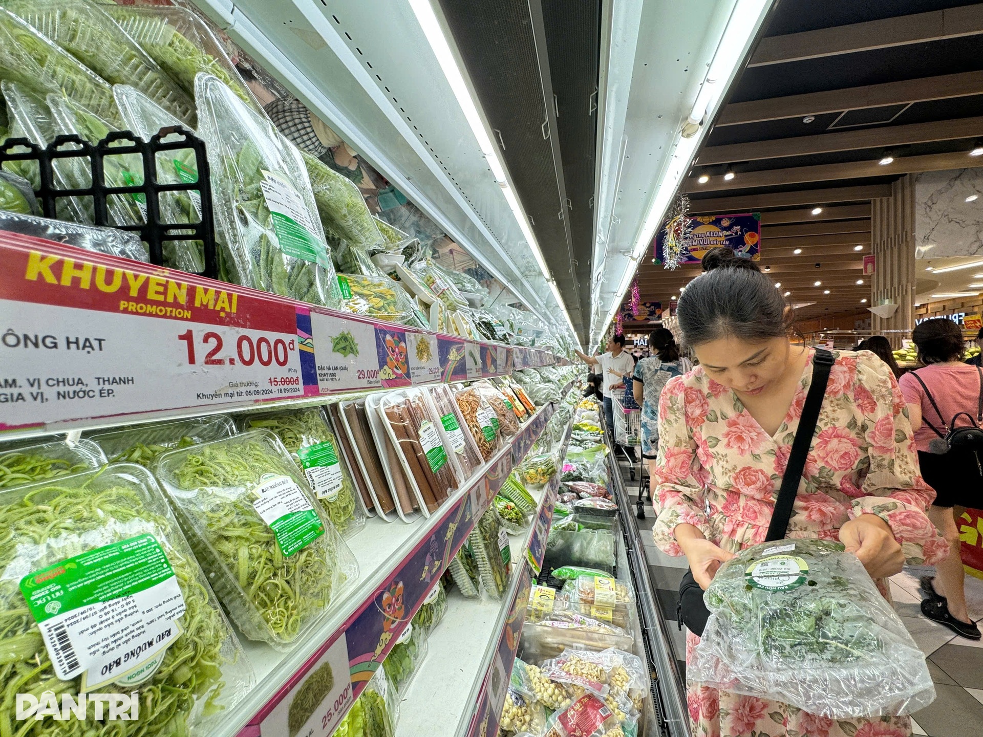 Rau, thịt dồi dào ở chợ, siêu thị Hà Nội: Hết cảnh chen chúc mua hàng - 4 Rau, thịt dồi dào ở chợ, siêu thị Hà Nội: Hết cảnh chen chúc mua hàng - 4