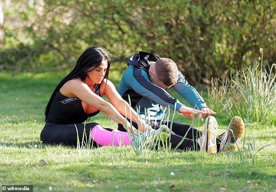 Katie Price gợi cảm ra công viên tập thể dục - 7