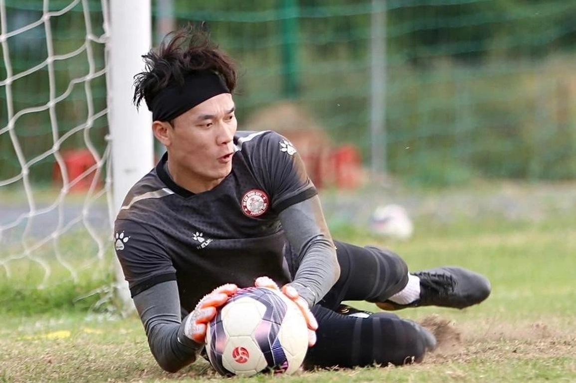 Thủ môn Bùi Tiến Dũng nỗ lực cho ngày trở lại V-League - 1 Thủ môn Bùi Tiến Dũng nỗ lực cho ngày trở lại V-League - 1