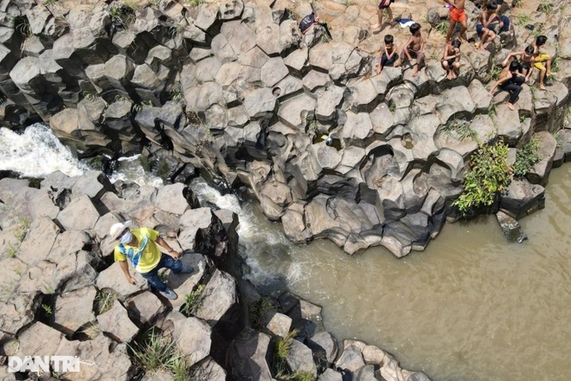 Sốt view du lịch, dân san ủi, lấn suối đá cổ hàng trăm triệu năm - 4 Sốt view du lịch, dân san ủi, lấn suối đá cổ hàng trăm triệu năm - 4