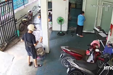 Thấy 2 cây vàng trong bao đồ từ thiện, phản ứng của nữ giúp việc gây "bão"