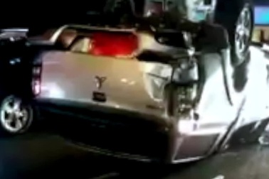 Chuyển làn không quan sát, bán tải bị đâm lật úp giữa đường