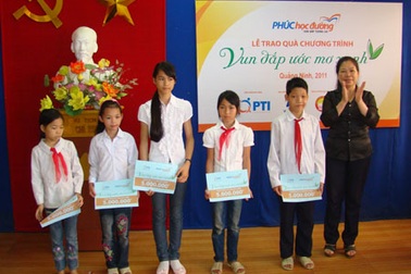 Công ty Bảo hiểm Bưu điện Quảng Ninh trao quà cho HS nghèo hiếu học