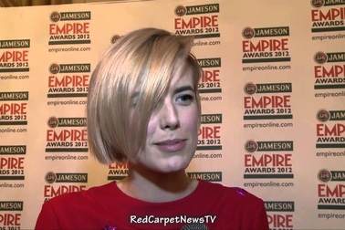 Agyness Deyn diện váy đỏ tinh tế