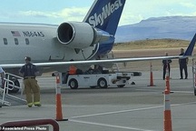 Máy bay Mỹ hạ cánh khẩn cấp vì rơi một phần động cơ