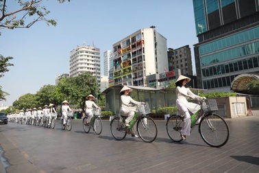 Buổi diễu hành áo dài “Mắt Biếc” của Gapo gây sốt tại các cung đường trung tâm Sài Gòn