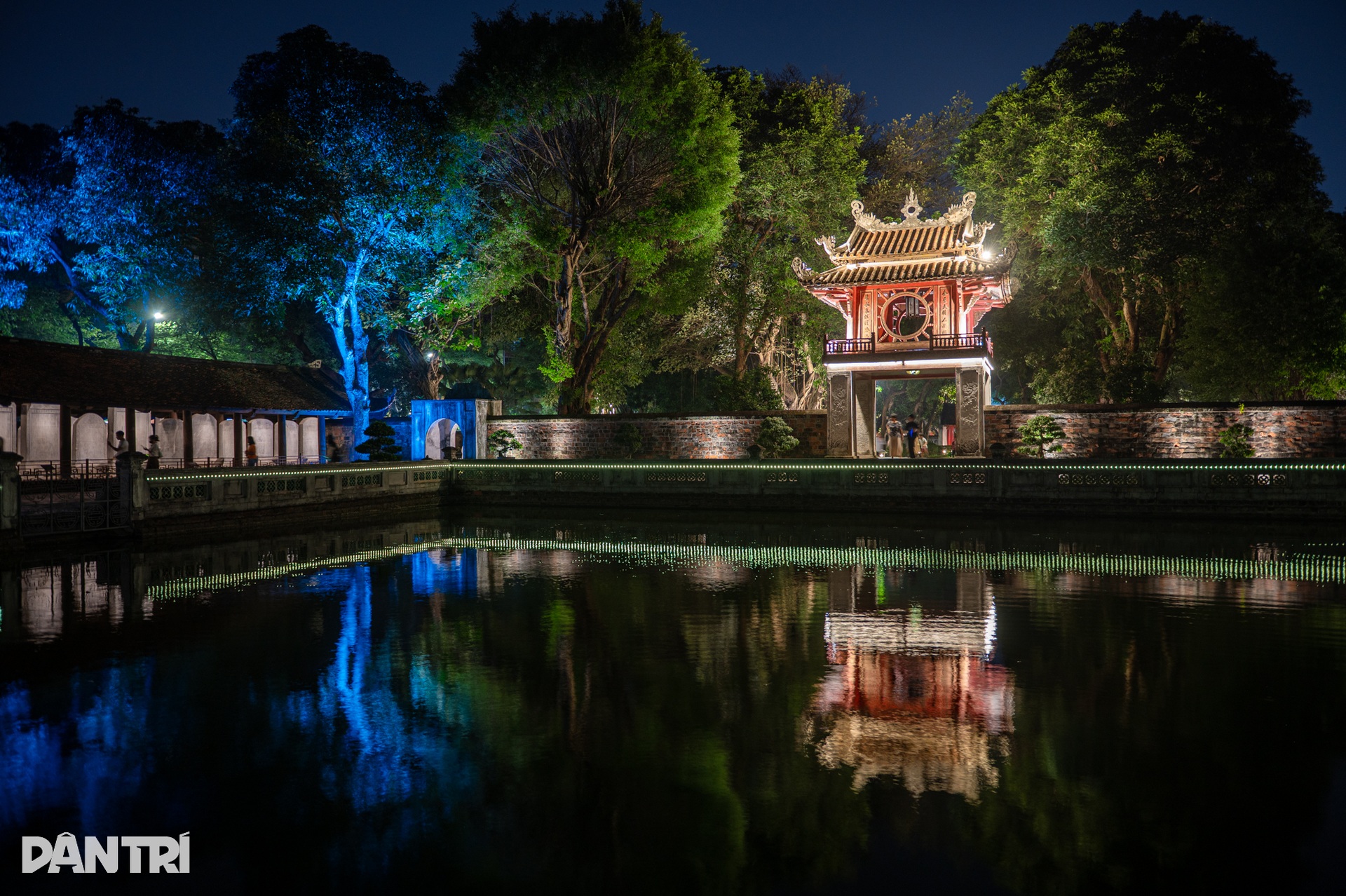 Người dân xếp hàng kín sân Văn Miếu xem trình chiếu 3D trong tour đêm - 1 Người dân xếp hàng kín sân Văn Miếu xem trình chiếu 3D trong tour đêm - 1