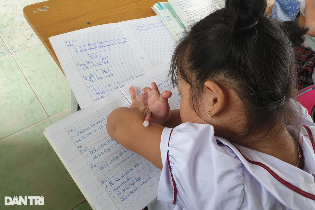 Nghị lực của cô học trò lớp 3 viết chữ bằng cùi tay - 3 Nghị lực của cô học trò lớp 3 viết chữ bằng cùi tay - 3