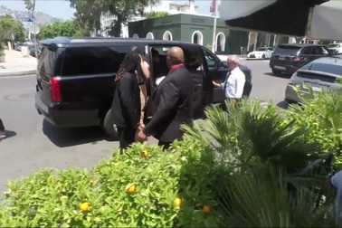 Shanina Shaik trẻ trung ra phố