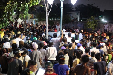 Hàng trăm người vây kín bờ kênh xem cứu hộ mò tìm người mất tích