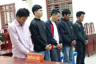 Cắt dây tiếp địa chống sét của trạm viễn thông quân đội đi bán đồng nát