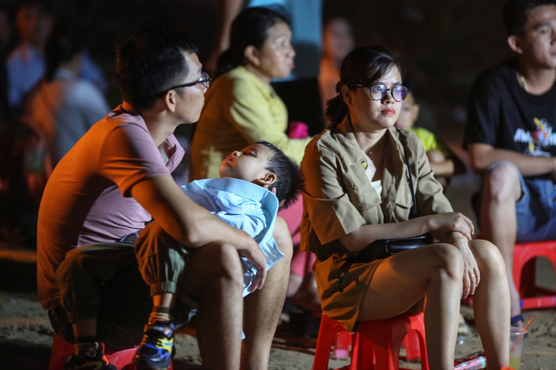 Người dân chờ đợi cả đêm ở bãi biển Cần Giờ để xem thả hoa đăng - 3 Người dân chờ đợi cả đêm ở bãi biển Cần Giờ để xem thả hoa đăng - 3