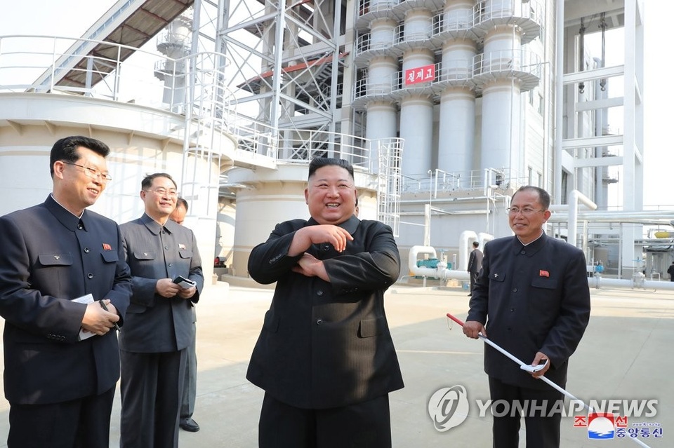Những hình ảnh đầu tiên của ông Kim Jong-un sau 20 ngày vắng bóng - 4 Những hình ảnh đầu tiên của ông Kim Jong-un sau 20 ngày vắng bóng - 4