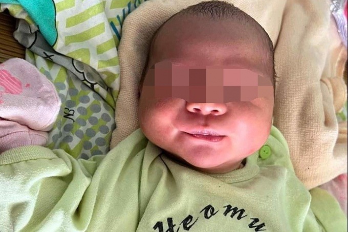 Bé gái sơ sinh bị bỏ rơi ở ngã ba đường tại Quảng Nam.