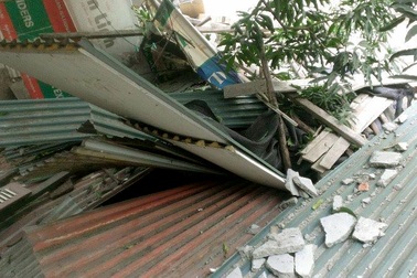 Đình chỉ công trình xây dựng để rơi bê tông vào nhà dân