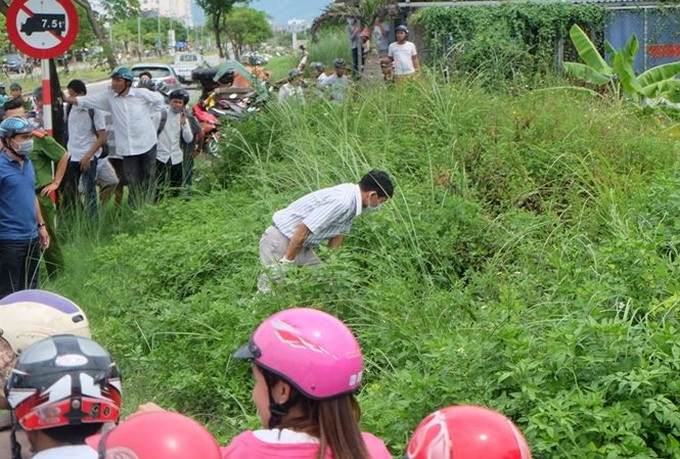 Nam Định: Tá hỏa phát hiện thi thể nam giới giữa cánh đồng, bên cạnh chiếc xe gắn máy - Ảnh 1. Nam Định: Tá hỏa phát hiện thi thể nam giới giữa cánh đồng, bên cạnh chiếc xe gắn máy - Ảnh 1.