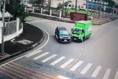 Hai ô tô lao vào nhau trong tình huống gây tranh cãi về việc nhường đường