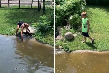 Tiếc ví tiền, hai mẹ con trèo vào hồ cá sấu nhặt lại