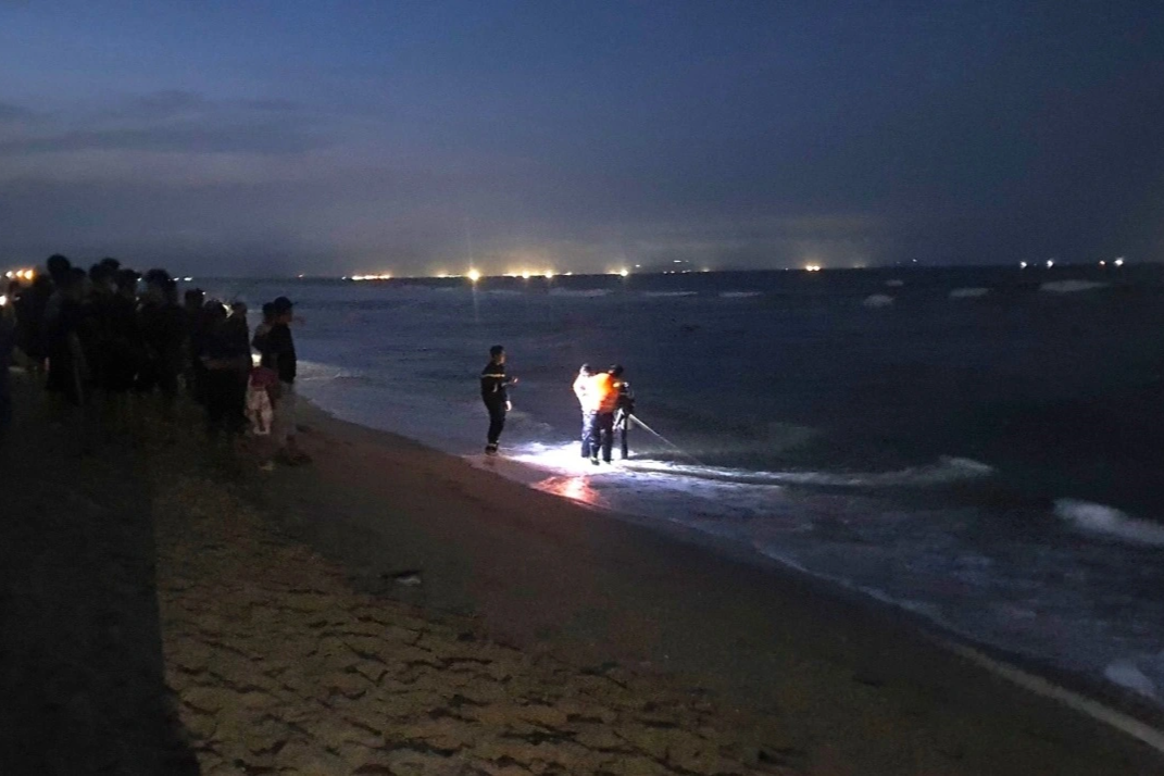 6 học sinh đuối nước trên biển, 5 em được cứu, 1 nạn nhân mất tích - 1
