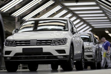 Dân chuộng ô tô giá rẻ, xe nhập châu Âu, Nhật, Mỹ "lao dốc" ở Việt Nam