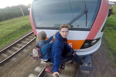 Cặp đôi trẻ liều mạng đu lên tàu điện cao tốc để hẹn hò