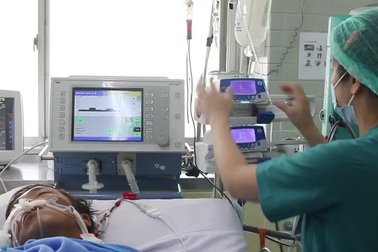 Tình trạng sức khỏe của người đàn ông “ôm” rắn đi cấp cứu vào chiều 25/8