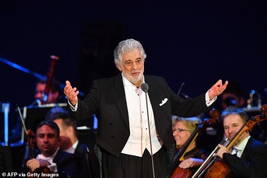 Danh ca Tây Ban Nha mắc Covid-19