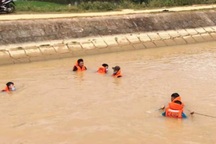 Chiếc ô tô bỏ không trên bờ, thi thể người phụ nữ dưới sông