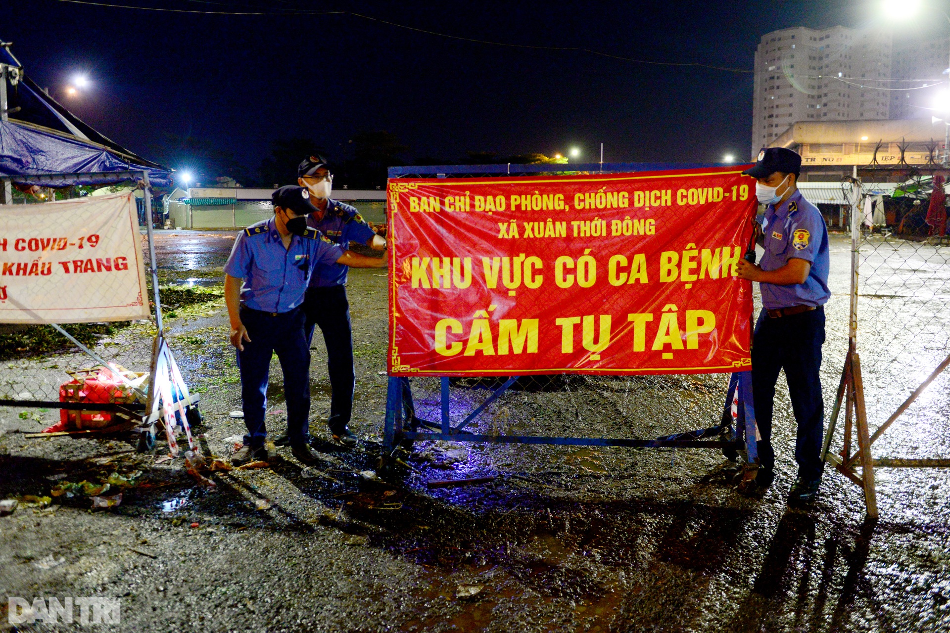 Tiểu thương kẹt hàng chục tấn rau củ khi chợ Hóc Môn bất ngờ đóng cửa - 17